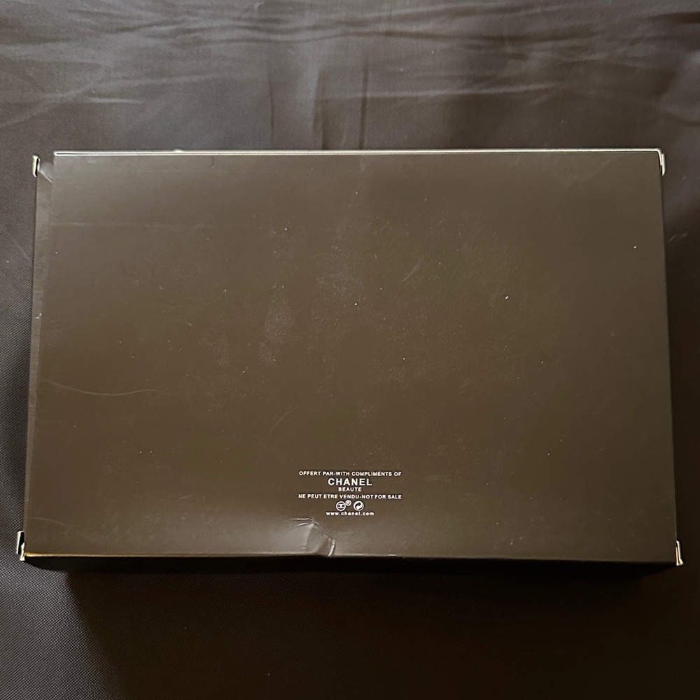 CHANEL Aqua Cosmetic Case - Picture 4 of 4